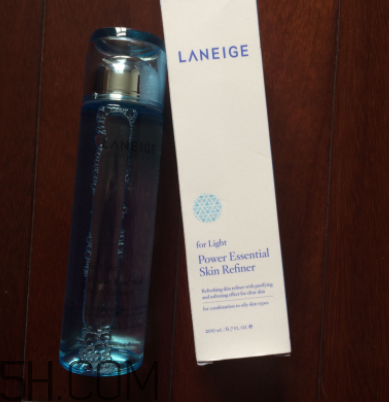 蘭芝水衡精華水油不油？適合油皮嗎？