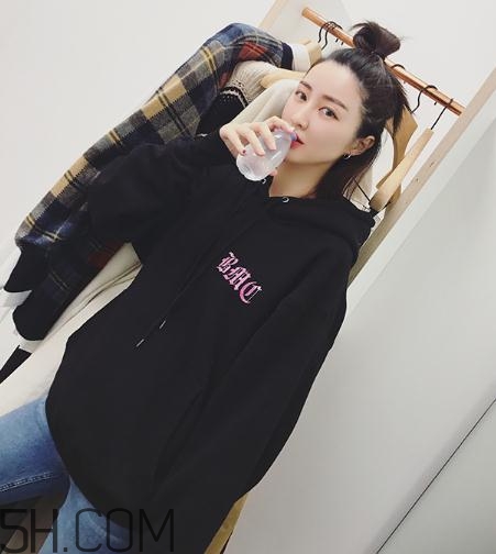 黑色衣服粘毛怎么處理？黑色衣服沾毛怎么辦？