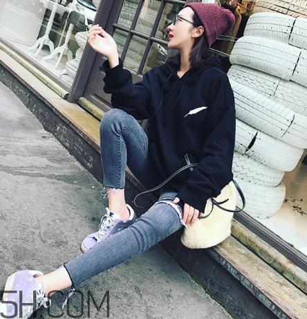 黑色衣服被漂白水弄壞怎么復(fù)原？黑色衣服被84燒黃了怎么辦？