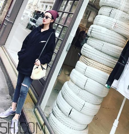 黑色衣服被漂白水弄壞怎么復(fù)原？黑色衣服被84燒黃了怎么辦？