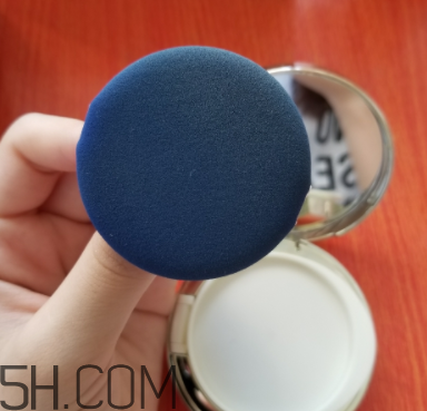sum37空氣感氣墊霜浮粉嗎？適合油皮嗎？