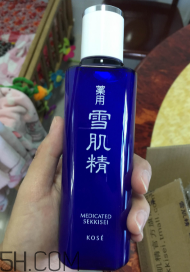 雪肌精化妝水盈潤型成分是什么？會使皮膚變薄嗎？
