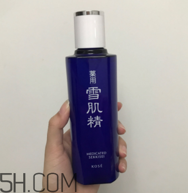 雪肌精化妝水盈潤型成分是什么？會使皮膚變薄嗎？