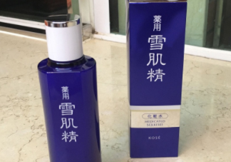雪肌精化妝水盈潤(rùn)型成分是什么？會(huì)使皮膚變薄嗎？