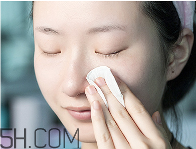 化妝棉卸妝時(shí)候要打濕嗎？使用化妝棉卸妝要注意什么？