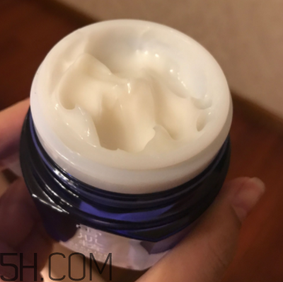 雪肌精菁華凝霜油不油？適合油皮嗎？
