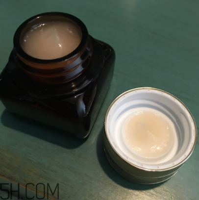雅詩蘭黛小棕瓶眼霜每次用多少毫升？每次用量多少？