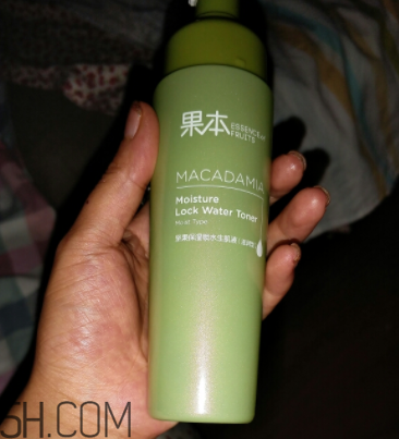 詩婷露雅生肌液滋潤型適合輕熟肌嗎？油不油？