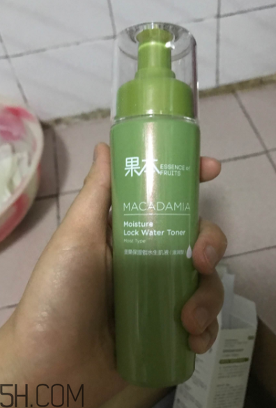 詩婷露雅生肌液滋潤型適合輕熟肌嗎？油不油？