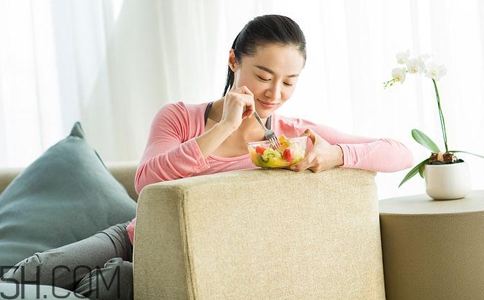 女孩月經(jīng)初潮可不可以喝紅糖水？女孩月經(jīng)初潮媽媽應該怎么做？