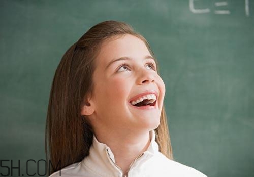女孩月經(jīng)初潮量多量少正常嗎？月經(jīng)初潮一般幾天干凈？