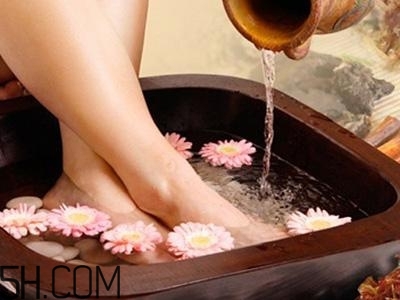 檸檬精油可以泡腳嗎？檸檬精油泡腳的好處有哪些？