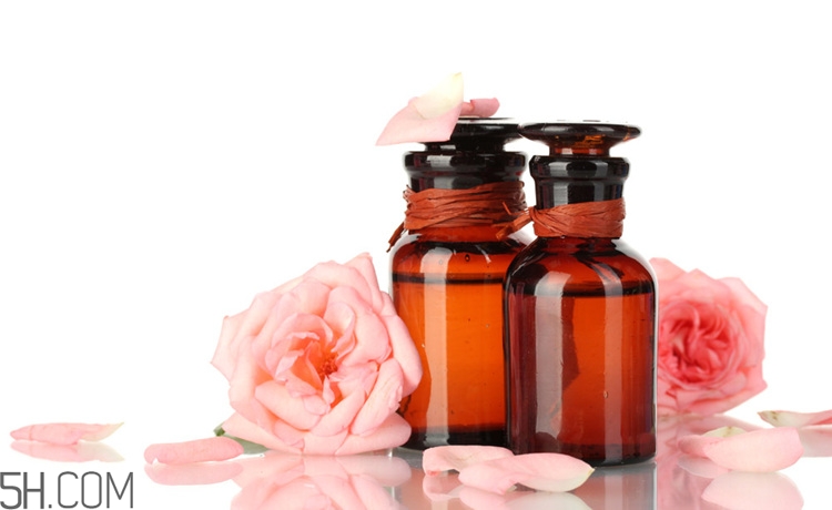 玫瑰精油能泡腳嗎？玫瑰精油的使用方法有哪些？