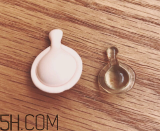 伊麗莎白雅頓眼部精華液油不油？長脂肪粒嗎？
