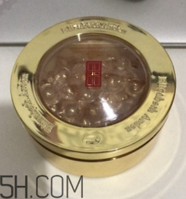 伊麗莎白雅頓眼部精華液油不油？長脂肪粒嗎？