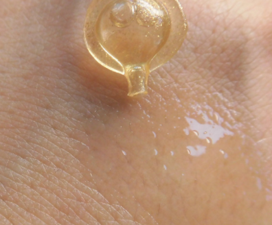 伊麗莎白雅頓眼部精華液油不油？長脂肪粒嗎？