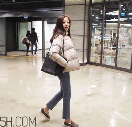 羽絨服怎么穿不顯胖？冬季好看的女裝羽絨服時(shí)尚搭配
