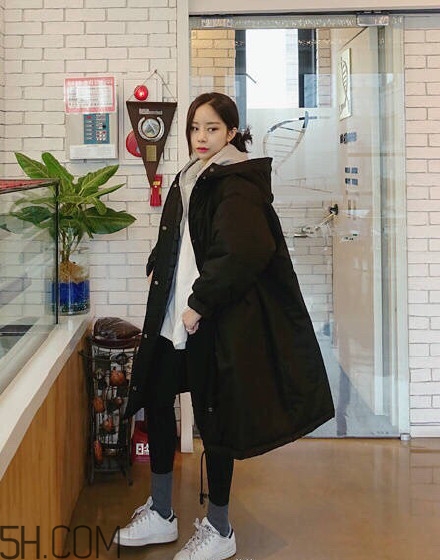 羽絨服怎么穿不顯胖？冬季好看的女裝羽絨服時(shí)尚搭配