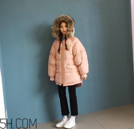 羽絨服怎么穿不顯胖？冬季好看的女裝羽絨服時(shí)尚搭配