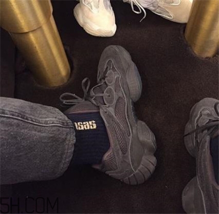 yeezy 500 desert rat純黑配色實(shí)物什么樣？