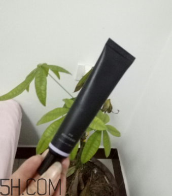 阿芙精油妝前乳色號有哪些？哪個色號能遮痘?。?></p><h3>阿芙精油妝前乳怎么樣</h3><p>整體感受是：1.對于使用粉底液之前就先使用“阿芙妝前乳”能夠起到很大的均勻膚色、提亮增白膚色的效果。2.使用完“阿芙妝前乳”后，在進行粉底液打底等，可以幫助整體的妝感更加精致。3.因為內(nèi)含精油養(yǎng)膚的成分，所以有淡淡的花草香味。4.“阿芙精油潤色妝前乳”不僅可以用來起到隔離作用，還可以用來遮蓋毛孔，使妝效更細膩。5.這款妝前乳比較人性化，共有三個色號（綠色、紫色、粉色）可供選擇。</p><p style=