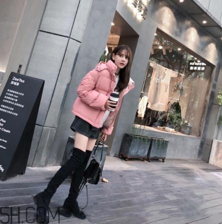粉色羽絨服配什么鞋子？粉色羽絨服搭配鞋子圖片