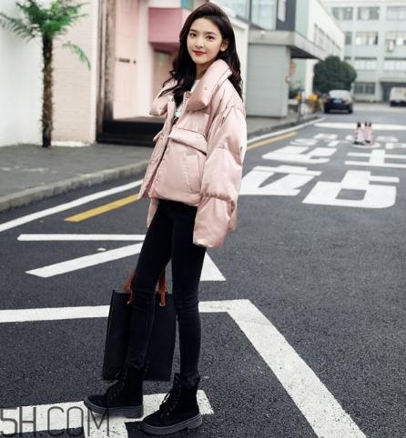 粉色羽絨服配什么鞋子？粉色羽絨服搭配鞋子圖片