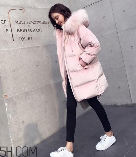 粉色羽絨服配什么鞋子？粉色羽絨服搭配鞋子圖片
