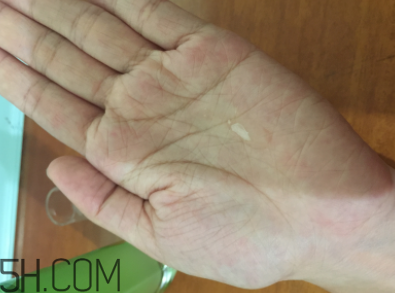 蘭蔻水光瓶后續(xù)要疊加面霜嗎？可以和精華疊加嗎？