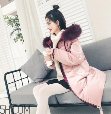 粉色羽絨服里面怎么搭配？粉色羽絨服內(nèi)搭什么？