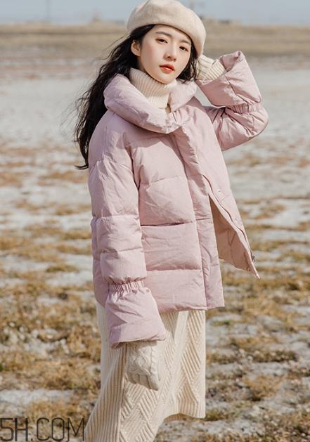 粉色羽絨服里面怎么搭配？粉色羽絨服內(nèi)搭什么？