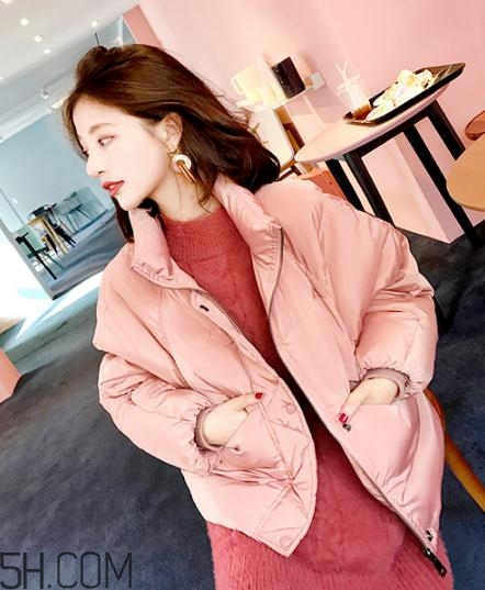粉色羽絨服里面怎么搭配？粉色羽絨服內(nèi)搭什么？