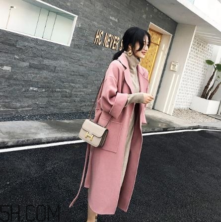 粉色大衣配什么顏色包包？粉色大衣搭配什么包？