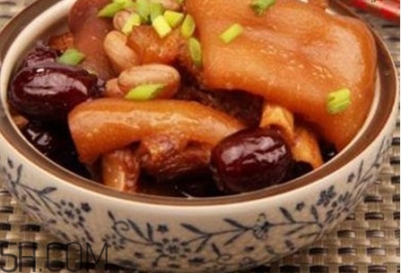 女性產(chǎn)后胸部松弛吃什么好？產(chǎn)后乳房變形如何保?。?></p><h3>女性產(chǎn)后胸部松弛吃什么好</h3><p>大豆</p><p>吃大豆，對(duì)身體好，大豆?fàn)I養(yǎng)豐富，特別是其中的礦物質(zhì)含量更加豐富，吃進(jìn)身體，能促進(jìn)生長(zhǎng)發(fā)育，對(duì)新陳代謝、內(nèi)分泌代謝也是非常好。</p><p>女性吃大豆，一方面能吸收雌性激素，能促進(jìn)身體吸收，另一方面，能吸收微量元素，不斷的改善乳房發(fā)育，呈現(xiàn)出飽滿(mǎn)的狀態(tài)。</p><p>牛奶</p><p>牛奶，可以說(shuō)每一個(gè)女性都不會(huì)拒絕的，豐富的蛋白質(zhì)，能促進(jìn)身體吸收，而就豐胸來(lái)說(shuō)，這些蛋白質(zhì)也是不遑相讓的。</p><p>豬蹄</p><p>更多的時(shí)候，女性會(huì)想著吃豬蹄，吸收膠質(zhì)改善皮膚。其實(shí)，通過(guò)吃豬蹄，對(duì)增強(qiáng)胸部發(fā)育也是非常好的，讓胸部越來(lái)越挺拔。</p><p>牛油果</p><p>牛油果相對(duì)來(lái)說(shuō)，不如蘋(píng)果橘子那么常見(jiàn)，但是，其功效不容忽視，特別是想要增強(qiáng)胸部彈性，可以適當(dāng)?shù)亩喑渣c(diǎn)。</p><p>豐富的不飽和脂肪酸，能增強(qiáng)胸部組織彈性;其中的維生素E，則能促進(jìn)胸部再次發(fā)育。</p><p>葡萄</p><p>就水果來(lái)說(shuō)，吃點(diǎn)葡萄，對(duì)女性保健也是非常好的，這是因?yàn)樵谄咸阎杏芯S生素C，能避免胸部變形，對(duì)改善胸部健康，有非常好的幫助。</p><p style=