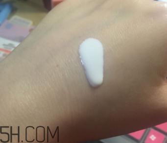 娥佩蘭防曬霜是物理防曬還是化學(xué)防曬？油不油？