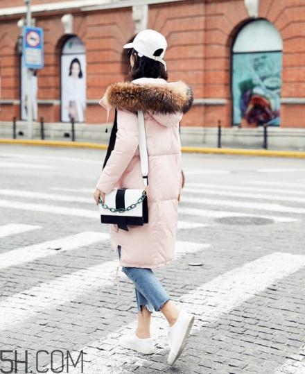 粉色羽絨服配什么褲子？粉色羽絨服搭配什么褲子好看？