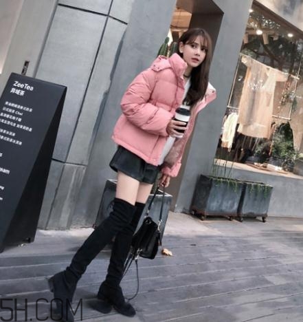 粉色羽絨服配什么褲子？粉色羽絨服搭配什么褲子好看？