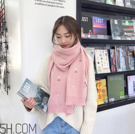 粉色圍巾怎么搭配衣服？粉色圍巾配什么顏色衣服？