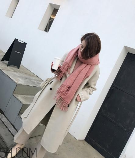粉色圍巾怎么搭配衣服？粉色圍巾配什么顏色衣服？