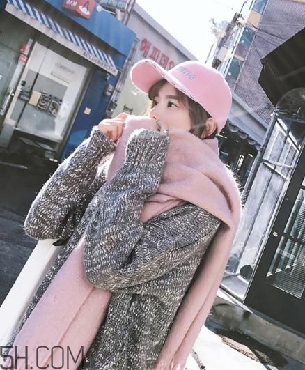 粉色圍巾怎么搭配衣服？粉色圍巾配什么顏色衣服？