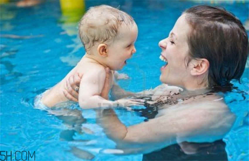 嬰幼兒睡覺翻白眼是怎么回事？寶寶學(xué)游泳有哪些講究？