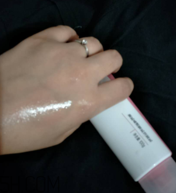 瓷肌晶透雪肌潔面乳可以卸妝嗎？清潔力如何？