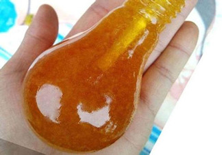 燈泡糖放進嘴巴為什么拿不出來？燈泡棒棒糖怎么拿出來？