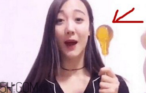 燈泡糖放進(jìn)嘴巴為什么拿不出來？燈泡棒棒糖怎么拿出來？