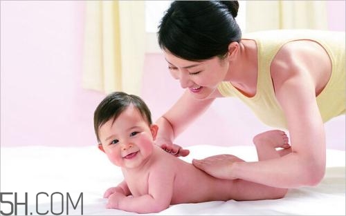 撫觸的進(jìn)行手法是怎樣的？寶寶的小內(nèi)褲有哪些情況？