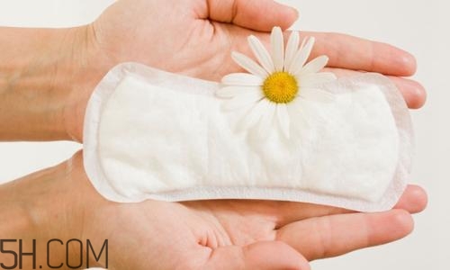女人如何正確的使用衛(wèi)生巾？衛(wèi)生巾清涼好不好？