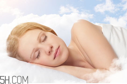 睡眠面膜和貼片面膜哪個效果好？貼片面膜和睡眠面膜有什么區(qū)別？