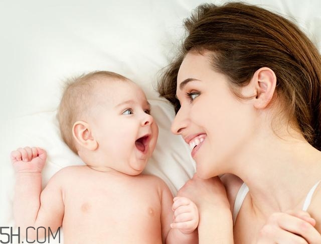 寶寶腿紋不對(duì)稱是怎么回事？嬰幼兒的生長(zhǎng)發(fā)育標(biāo)準(zhǔn)是怎樣的？