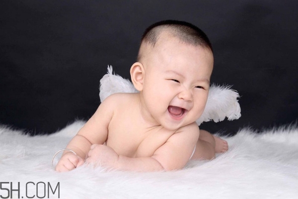 寶寶腿紋不對(duì)稱是怎么回事？嬰幼兒的生長(zhǎng)發(fā)育標(biāo)準(zhǔn)是怎樣的？