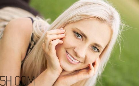 女性小便發(fā)黃是怎么回事？女性小便發(fā)黃有異味的原因有哪些？
